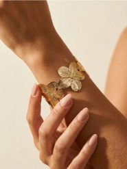 Sztywna bransoletka z motywem kwiatowym - złoty. Żółte bransoletki damskie Sinsay, złote. Za 12.99 zł.