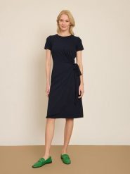 BGN Sukienka w kolorze granatowym rozmiar: 38. Niebieskie sukienki damskie BGN, na co dzień, bez wzorów, bez kołnierzyka, bez ramiączek, midi, proste. Za 86.99 zł.