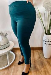 Spodnie chinosy Nina w kolorze butelkowej zieleni z zamkami 7/8 PLUS SIZE XXL. Zielone spodnie materiałowe damskie Nasi partnerzy, bez wzorów, z elastanu, biznesowe, plus size. Za 159.90 zł.
