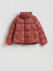 Pikowana kurtka z puchem - brudny róż. Czerwone kurtki damskie Reserved, l, bez wzorów, z puchu, bez kaptura. Za 259.99 zł.