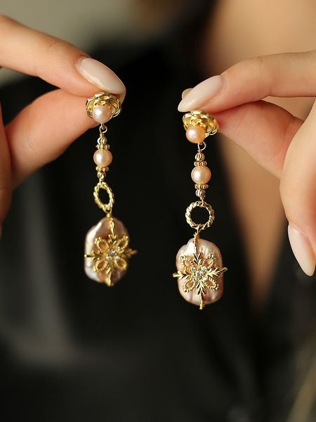 Pierres delicates Pozłacane kolczyki-wkrętki z perłami i kamieniami szlachetnymi rozmiar: onesize. Białe kolczyki damskie Pierres delicates, z cyrkonią, pozłacane. Za 60.99 zł.