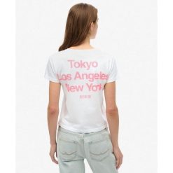 Dopasowana koszulka Core Logo City. Białe bluzki sportowe damskie Superdry., z bawełny, bez kołnierzyka, bez ramiączek. W wyprzedaży za 130.40 zł.