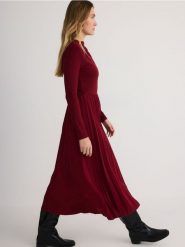 Sukienka midi z plisowaniem - bordowy. Czerwone sukienki damskie Reserved, l, bez wzorów, z dzianiny, bez kołnierzyka, bez ramiączek, midi, rozkloszowane. W wyprzedaży za 139.99 zł.