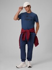 4F T-shirt regular z nadrukiem męski - granatowy L. Niebieskie t-shirty męskie 4f, l, bez wzorów, z bawełny, bez kołnierzyka. Za 59.99 zł.