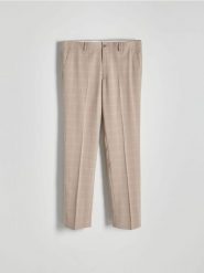 Spodnie garniturowe slim fit - beżowy. Brązowe spodnie wizytowe męskie Reserved, z tkaniny. W wyprzedaży za 129.99 zł.