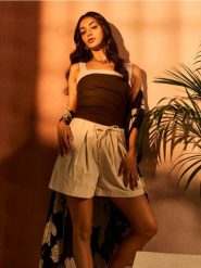 Bawełniane szorty z zakładkami i wiązaniem - kremowy. Białe szorty damskie Sinsay, bez wzorów, z bawełny. Za 39.99 zł.