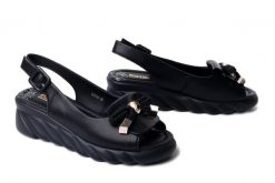 Artiker Relaks 58C0055 Czarny, sandały damskie. Czarne sandały damskie Artiker Relaks, bez wzorów, bez obcasa, na koturnie. Za 239.90 zł.