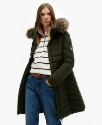Superdry Płaszcz Fuji z kapturem i sztucznym futrem, długość midi. Zielone płaszcze damskie Superdry., bez wzorów, z nylonu. Za 645.00 zł.