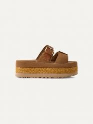 UGG Skórzane klapki "Aubrey" w kolorze jasnobrązowym rozmiar: 39. Brązowe klapki damskie Ugg, bez wzorów, ze skóry, bez obcasa, na platformie. Za 461.21 zł.