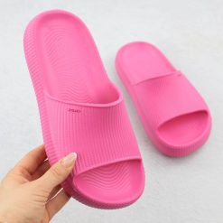 Klapki damskie basenowe plażowe różowe Zaxy RR285054. Czerwone klapki damskie Zaxy, bez wzorów, z gumy, bez obcasa. Za 159.99 zł.