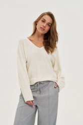 Sweter z dekoltem w serek ecru. Swetry klasyczne damskie MOODO, l, z poliamidu, bez kołnierzyka. Za 119.99 zł.