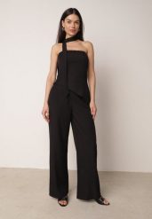 Czarny Garniturowy Komplet Szerokie Spodnie i Asymetryczna Bluzka Bez Rękawów Sinaia. Czarne spodnie materiałowe damskie Born2be, bez wzorów, z poliesteru, biznesowe. Za 229.99 zł.