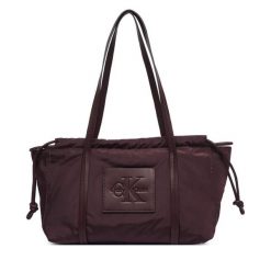 Torebka Calvin Klein. Czerwone torebki klasyczne damskie CALVIN KLEIN, bez wzorów, bez dodatków. Za 409.99 zł.