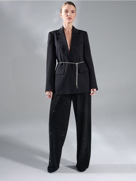 Spodnie wide leg z cyrkoniami - czarny. Czarne spodnie materiałowe damskie Sinsay, bez wzorów. W wyprzedaży za 39.99 zł.