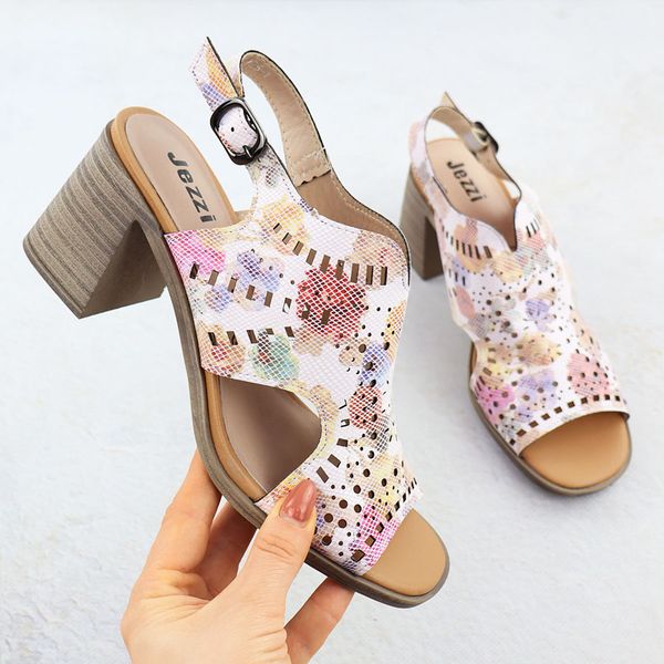 Sandały damskie na obcasie ażurowe w kwiaty Jezzi 24125. Sandały damskie Jezzi, w ażurowe wzory, ze skóry ekologicznej, bez obcasa, na obcasie. Za 84.00 zł.