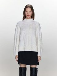 Sweter z cekinowymi aplikacjami - złamana biel. Swetry klasyczne damskie Reserved, l, z dzianiny, bez kołnierzyka. W wyprzedaży za 119.99 zł.