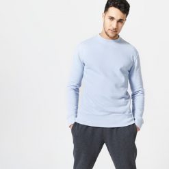 Bluza męska Nyamba Gym & Pilates Essentials Crew 500. Szare bluzy bez kaptura męskie DOMYOS, bez wzorów, z bawełny, sportowe, bez kołnierzyka, bez ramiączek. W wyprzedaży za 59.99 zł.