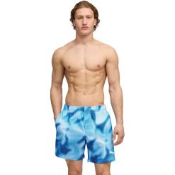 Szorty męskie Puma Swim Men Printed Rasterized Mid Short. Niebieskie szorty męskie Puma, z materiału, bez kołnierzyka. Za 290.00 zł.