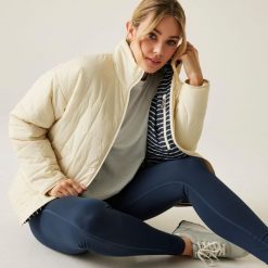 Damska kurtka puchowa Regatta Courcelle II. Białe kurtki damskie Regatta, l, bez wzorów, z puchu, bez kaptura. Za 280.00 zł.