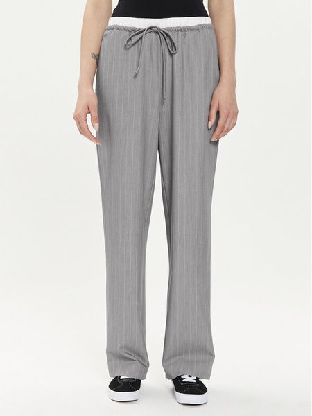 ONLY Spodnie materiałowe Tille 15339242 Szary Straight Fit. Szare spodnie materiałowe damskie Only, bez wzorów, z materiału. Za 129.99 zł.