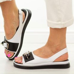 Białe skórzane sandały damskie Cambell 13307. Białe sandały damskie Cambell, z aplikacjami, ze skóry, bez obcasa, na płaskiej podeszwie. Za 259.00 zł.