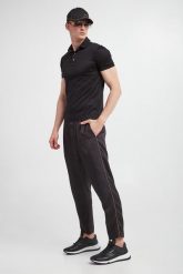 Spodnie męskie EMPORIO ARMANI. Spodnie materiałowe męskie Emporio Armani, bez wzorów. W wyprzedaży za 753.35 zł.