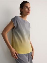 T-shirt kimono z plisowanej dzianiny - wielobarwny. T-shirty damskie Reserved, l, bez wzorów, z dzianiny, bez kołnierzyka. W wyprzedaży za 39.99 zł.