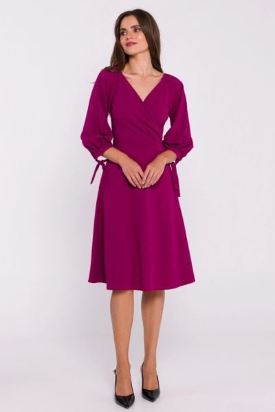 Rozkloszowana sukienka z kopertowym dekoltem fioletowa. Fioletowe sukienki damskie Stylove, s, bez wzorów, eleganckie, bez kołnierzyka, bez ramiączek, kopertowe. Za 349.00 zł.