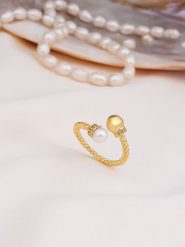 Pierres de Jade Pozłacany pierścionek z perłami i cyrkoniami rozmiar: onesize. Białe pierścionki damskie Pierres de Jade, z cyrkonią, pozłacane. Za 39.99 zł.