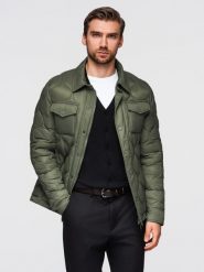 Kurtka pikowana męska w koszulowym fasonie – oliwkowa V2 - Rozmiar: M. Zielone kurtki męskie Ombre Clothing, m, z aplikacjami, z materiału, eleganckie, bez kaptura. W wyprzedaży za 254.99 zł.