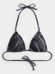 Trójkątna góra od bikini wiązana na szyi i plecach - czarny. Czarne bikini damskie Sinsay, bez wzorów. Za 12.99 zł.