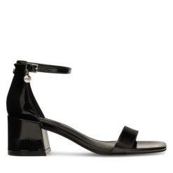Sandały Nine West. Czarne sandały damskie Nine West, bez wzorów, bez obcasa, na słupku. Za 199.99 zł.