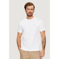 Koszulka crop top Mężczyzna GANT REG SHIELD SS T-SHIRT. Białe t-shirty męskie Gant, m, bez wzorów, z bawełny, bez kołnierzyka. W wyprzedaży za 205.40 zł.