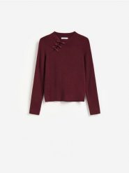 Sweter z ozdobnym detalem - bordowy. Czerwone swetry klasyczne damskie Reserved, l, z dzianiny, bez kołnierzyka. Za 119.99 zł.
