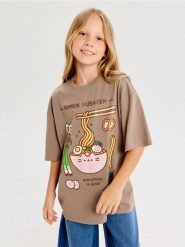 Bawełniana koszulka oversize z nadrukiem Pusheen the Cat - brązowy. Brązowe koszulki dziewczęce Sinsay, l, bez wzorów, z bawełny, bez ramiączek. Za 15.99 zł.