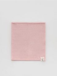 Komin z naszywką - pastelowy róż. Czerwone szaliki dziecięce Reserved, z dzianiny, bez ramiączek. Za 29.99 zł.