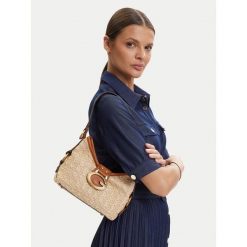 Torebka Guess. Brązowe torebki klasyczne damskie Guess, z aplikacjami, bez dodatków. Za 589.99 zł.