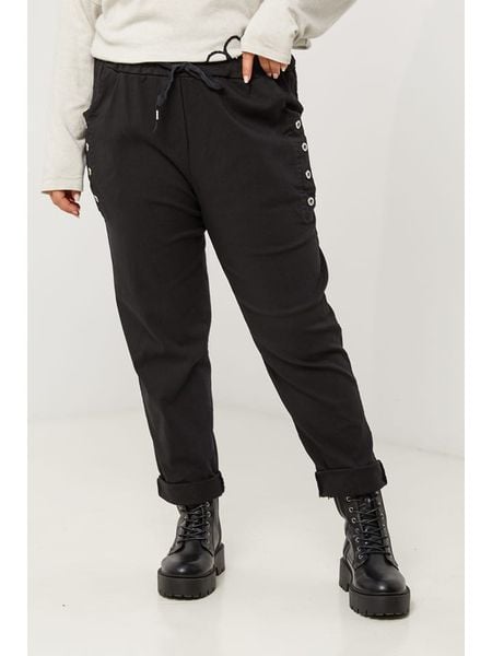 Curvy Lady Spodnie w kolorze czarnym rozmiar: 40/42. Czarne spodnie materiałowe damskie Curvy Lady, bez wzorów, z bawełny, klasyczne, z standardowym stanem. Za 239.29 zł.