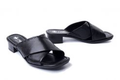 RIEKER 62690-00 black, klapki damskie. Czarne klapki damskie Rieker, bez wzorów, bez obcasa, na obcasie. Za 195.93 zł.