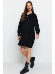 Trendyol Sukienka dzianinowa w kolorze czarnym rozmiar: S. Czarne sukienki damskie Trendyol, na co dzień, s, bez wzorów, z dzianiny, bez kołnierzyka, bez ramiączek, mini, proste. Za 108.74 zł.