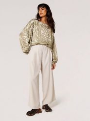 Apricot Bluzka w kolorze zielonym rozmiar: XL. Zielone bluzki damskie Apricot, xl, bez wzorów, bez kołnierzyka, bez ramiączek. Za 69.99 zł.