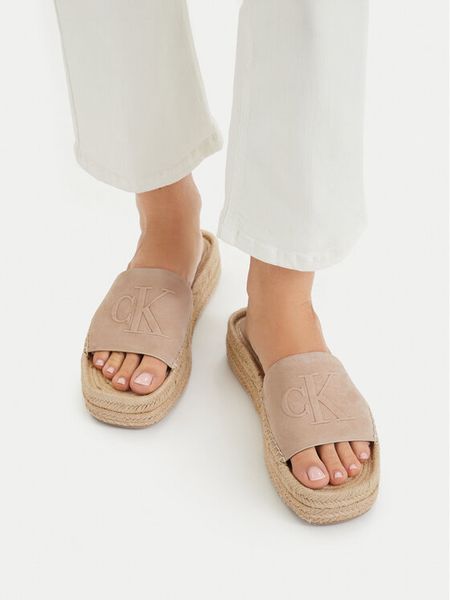 Calvin Klein Klapki Flatf Espa Mule Nub Mg HW0HW02890 Beżowy. Brązowe klapki damskie CALVIN KLEIN, bez wzorów, z nubiku, bez obcasa. Za 258.99 zł.