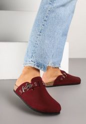 Bordowe Klapki Mule w Stylu Chodaków z Klamrą Lanaris. Czerwone klapki damskie Born2be, bez wzorów, bez obcasa, na płaskiej podeszwie. Za 109.99 zł.