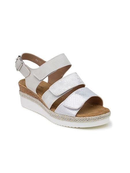 Foreverfolie Sandały w kolorze srebrno-białym na koturnie rozmiar: 37. Białe sandały damskie Foreverfolie, bez wzorów, bez obcasa, na koturnie. Za 132.05 zł.
