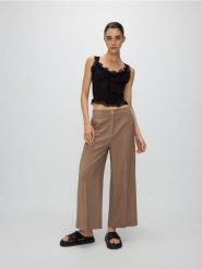 Spodnie z wiskozą - brązowy. Brązowe spodnie materiałowe damskie Reserved, bez wzorów, z tkaniny. W wyprzedaży za 69.99 zł.