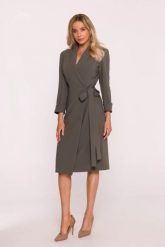 Elegancka sukienka ołówkowa kopertowa z wiązaniem khaki. Brązowe sukienki damskie Stylove, do pracy, xxl, bez wzorów, biznesowe, bez kołnierzyka, bez ramiączek, kopertowe. Za 449.00 zł.