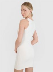 4F Sukienka mini z prążkowanej dzianiny damska - biała S. Białe sukienki damskie 4f, na co dzień, s, bez wzorów, z dzianiny, eleganckie, bez kołnierzyka, bez ramiączek, maxi, dopasowane. Za 129.99 zł.