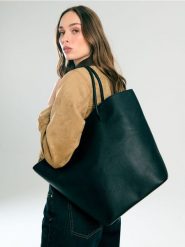 Torebka typu tote - czarny. Czarne torebki klasyczne damskie Sinsay, bez wzorów, bez dodatków. Za 49.99 zł.