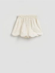 Szorty plażowe z bawełny - złamana biel. Szorty damskie Reserved, bez wzorów, z bawełny. Za 79.99 zł.