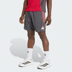 Spodenki treningowe Liverpool FC Tiro 25 Competition. Czarne szorty męskie Adidas, z materiału, bez kołnierzyka. Za 199.00 zł.